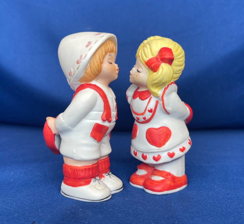 Vintage Enesco Lucy Riggs Valentine Blond Girl & Boy 1979 Kissing Figurines 3.5″