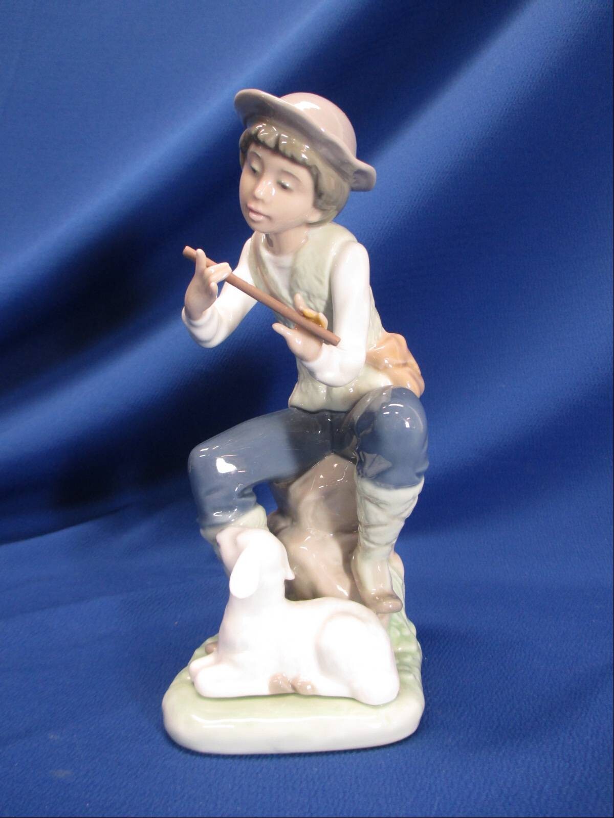 LLADRO NAO BOY WITH FLUTE SERENADING A LAMB AT HIS FEET 1989
