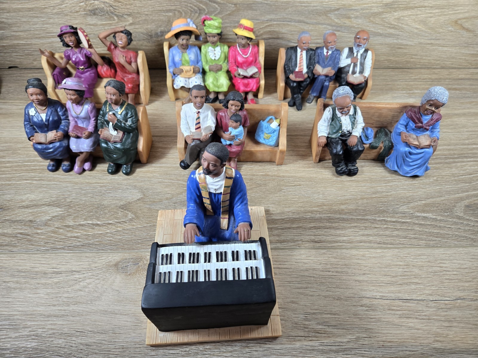 U.T.I Figurine African American Church Pew Lot Of 7 Figures. Family,Men, Ladies