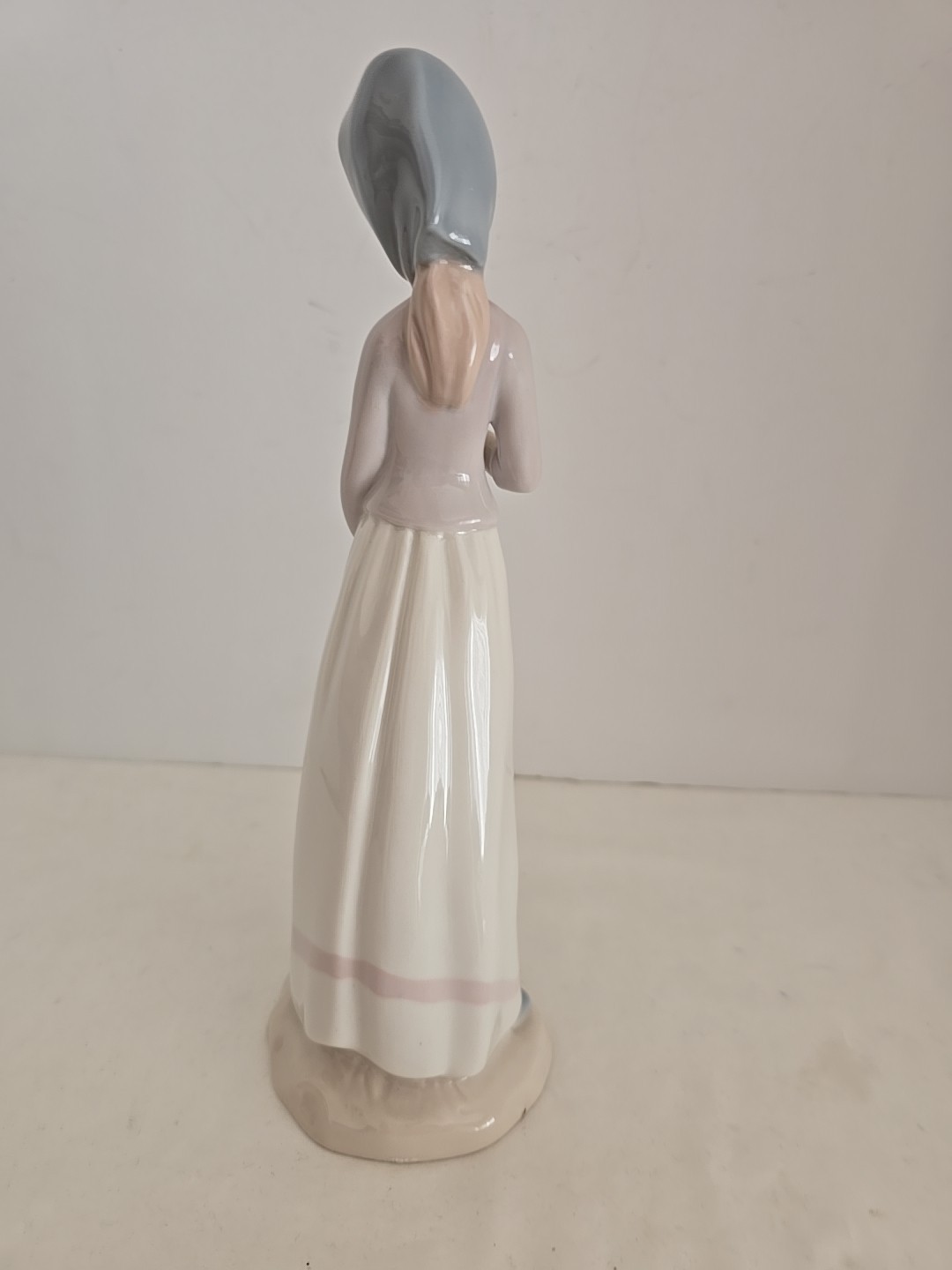 Vintage Lladro Nadal Porcelain Girl Holding Basket Figurine Made in Spain 10.5″T
