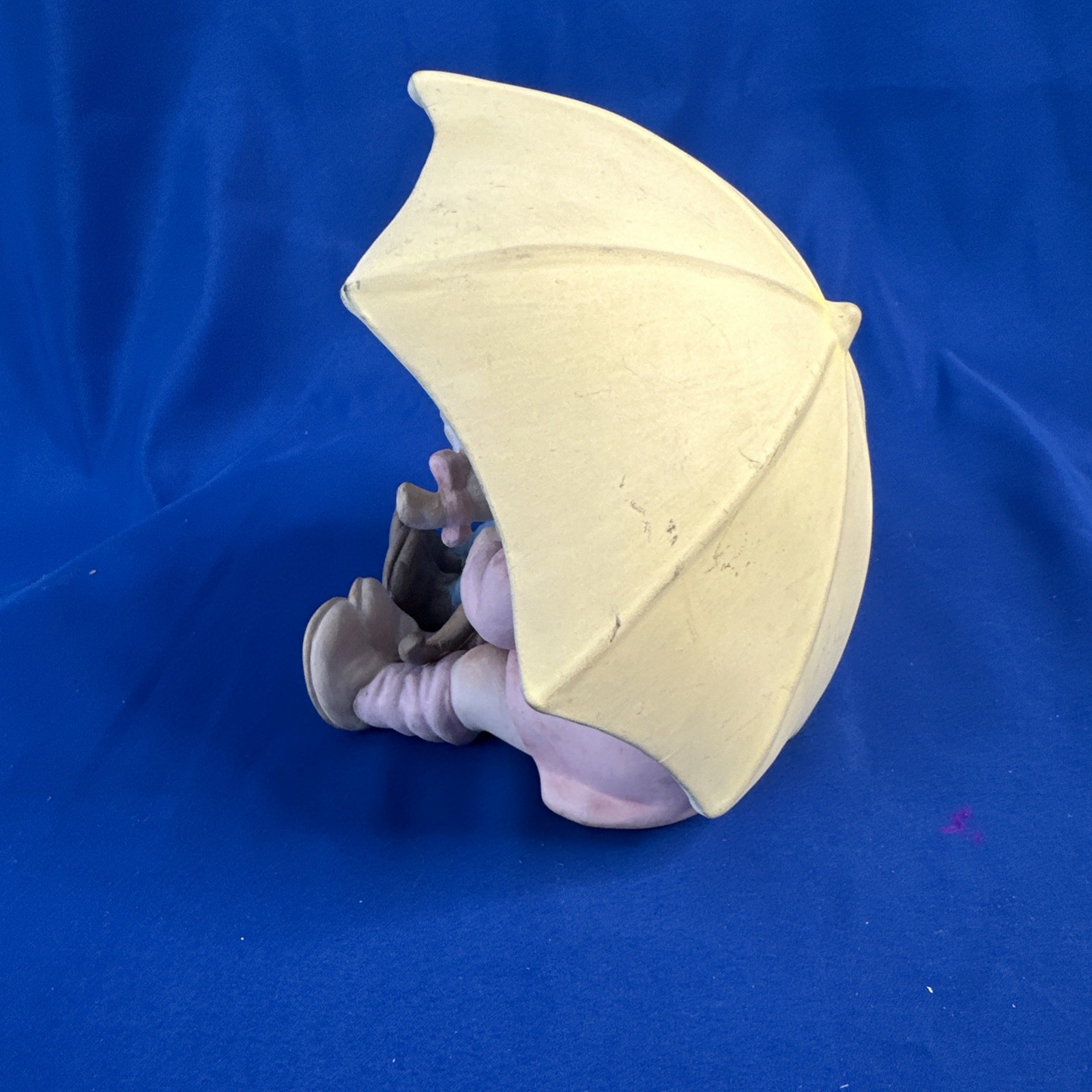 BOY AND GIRL SITTING UNDER BIG UMBRELLA 6″ TALL UNBRANDED