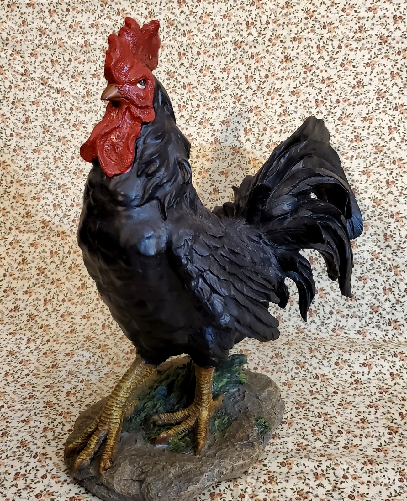 13″ Tall Home Accents Rooster Figurine & 2 Susan Winget 8″ Plates w/Metal Stands
