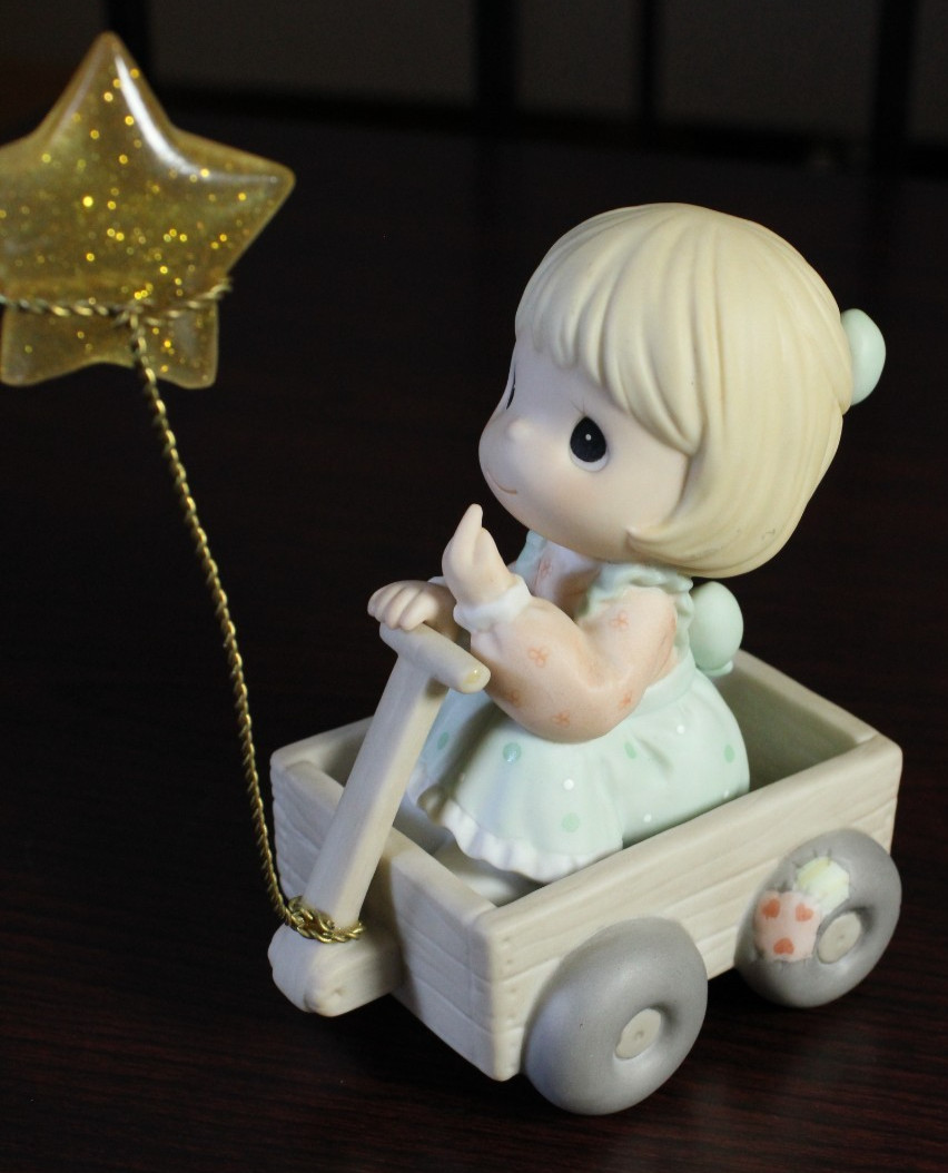 Retired Precious Moments’Wishing You A World Of Peace” 1999 Symbol Of Membership