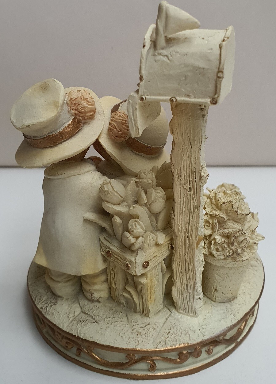 Resin Bears Ornament Courting Couple Cream and Gilt Colourway 12cm tall 9cm wide