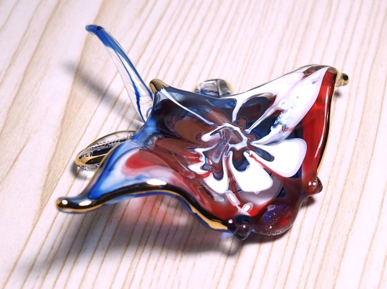 Blue Maroon Stingray figurine hand blown glass gold trim 3.25 in Gift aquarium