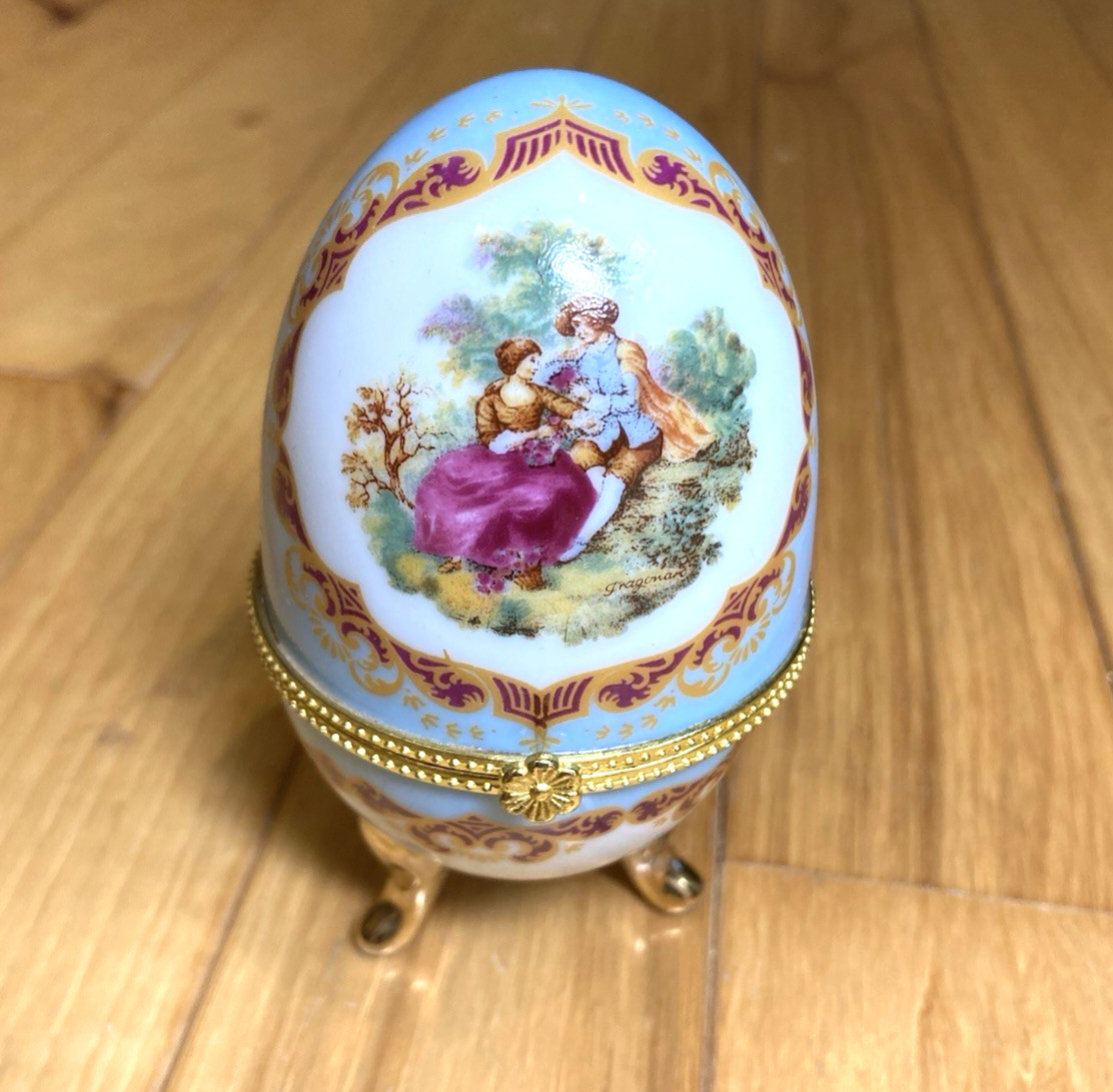 Porcelain Hinged Gold Tone Gilded Egg w/Courting Couple Trinket Ring Keeper