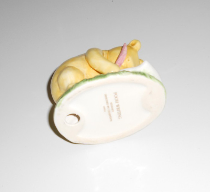 Charpente Classic Disney Winnie the Pooh – Writing Figurine – Glossy Finish