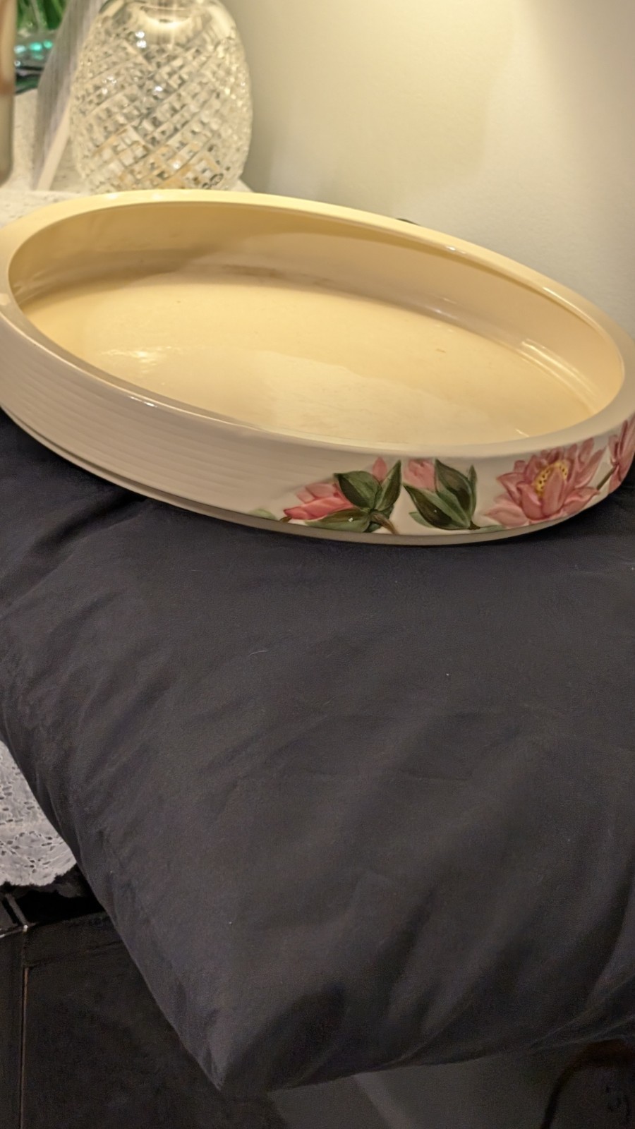 BEAUTIFUL, GLADDING McBEAN CATALINA W/ A FLORAL MOTIF. POLYNESIAN ART WARE BOWL!