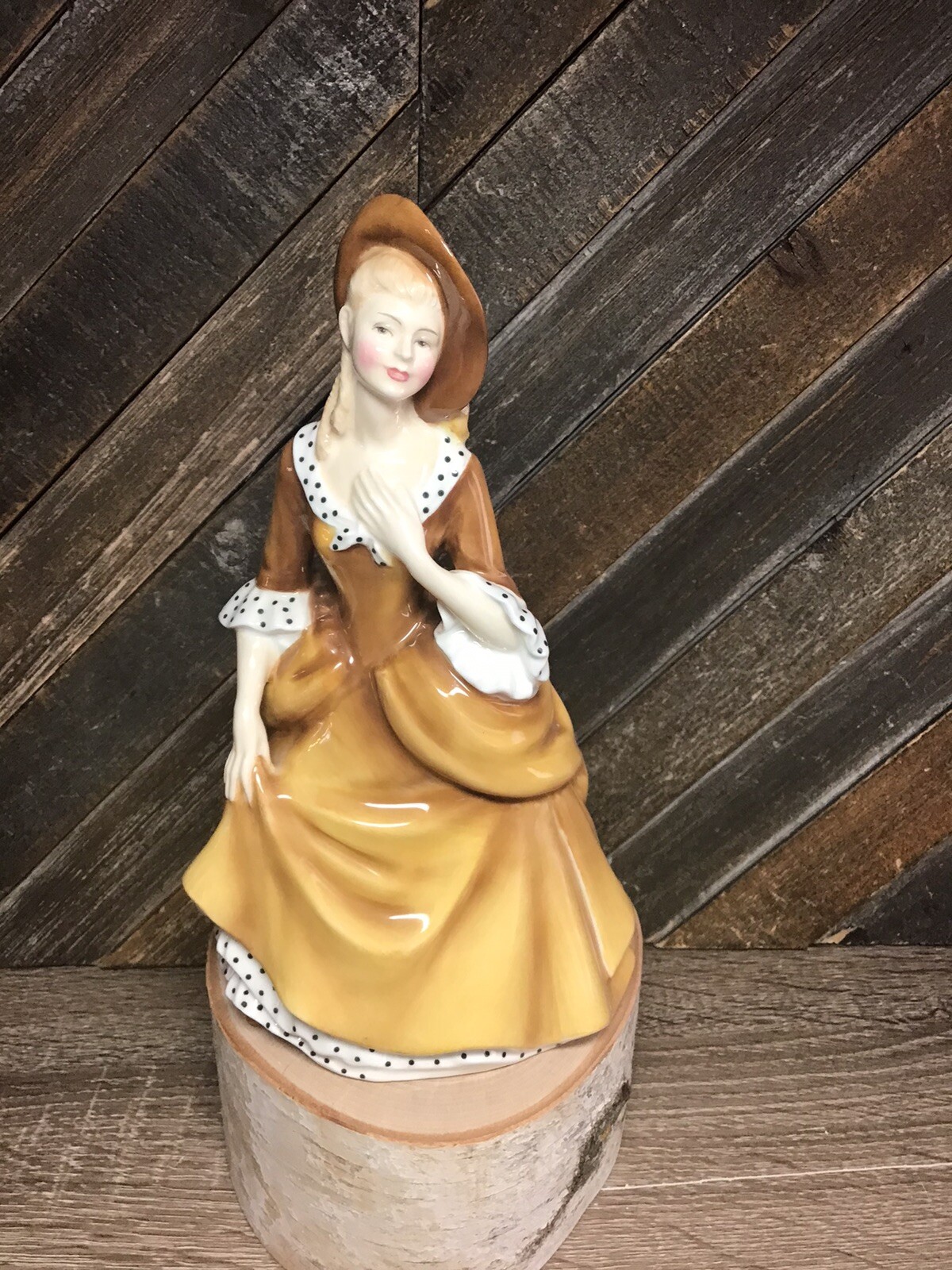 VINTAGE ROYAL DOULTON “SANDRA” FIGURE #2275 NOW RETIRED – GREAT COLORS 8” Tall