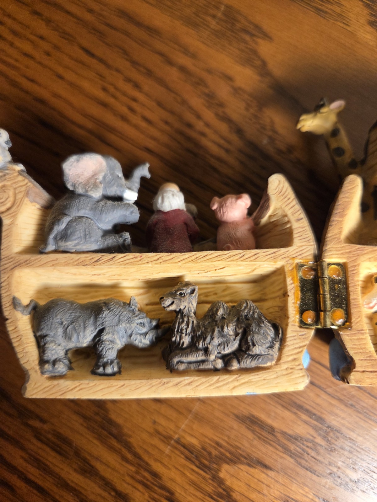 Noah’s🐘Ark Hinged Resin🦏Figurine Shows🦁Scene on🐇the inside 3.5 in Opens Up