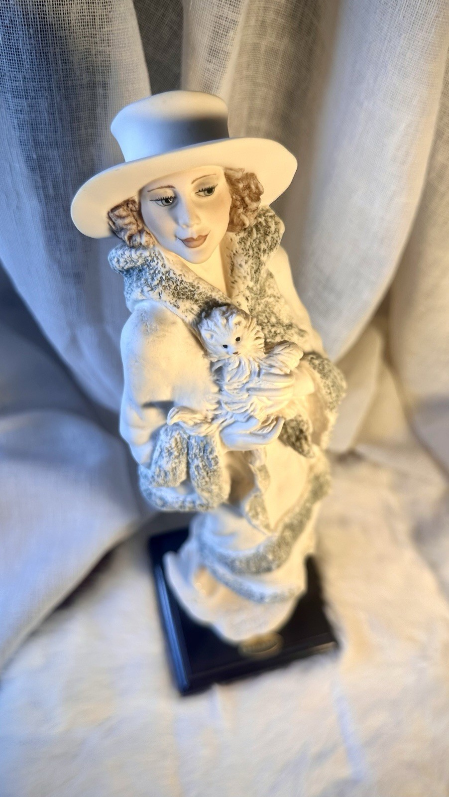 Giuseppe Armani Capodimonte Holly Figurine 0191F Sculpture Florence Italy Statue
