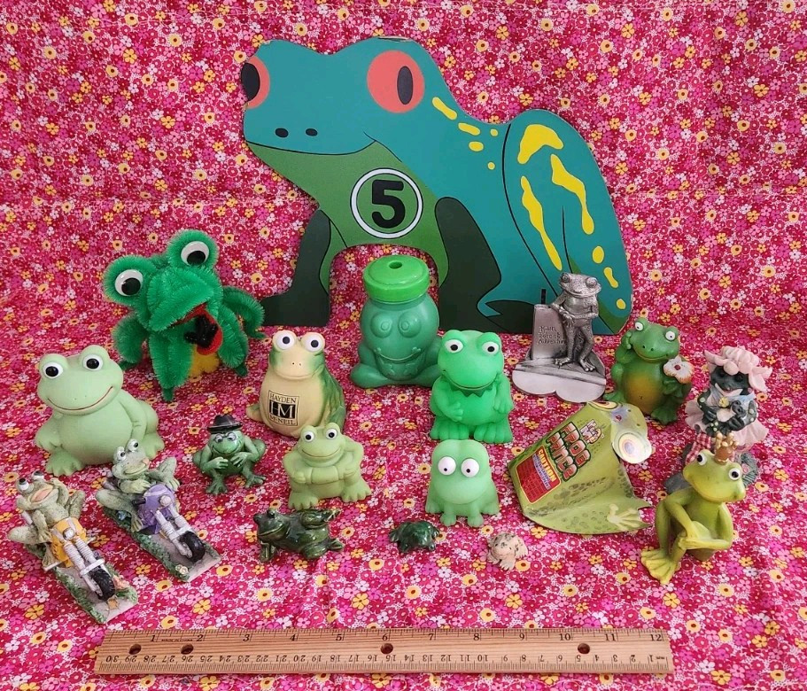 Collection 19 Green Frog Amphibian Figures Vintage & Modern Froggies Frogs