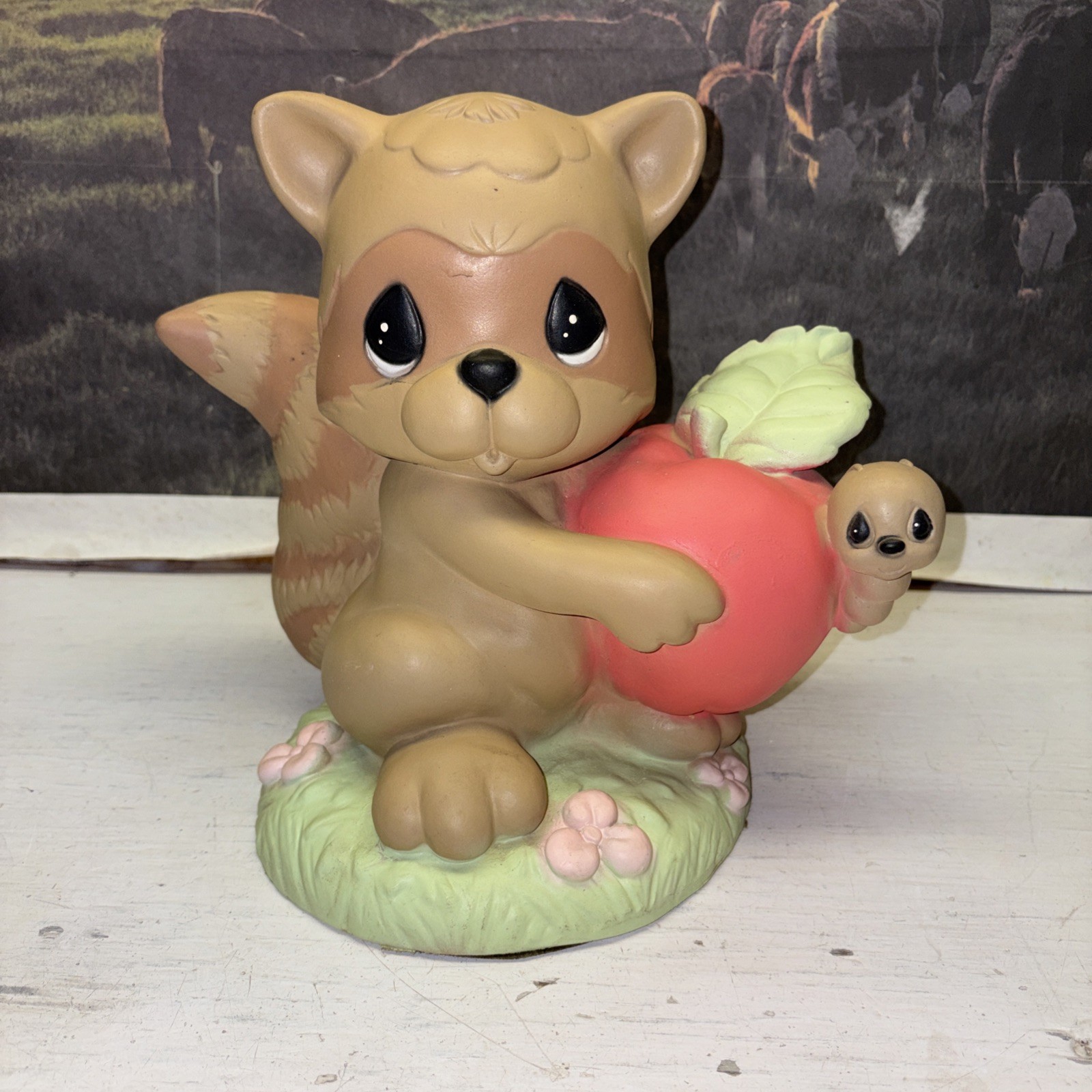 Vintage 1998 Precious Moments RACCOON W APPLE/WORM Garden Statue – RARE (2706)