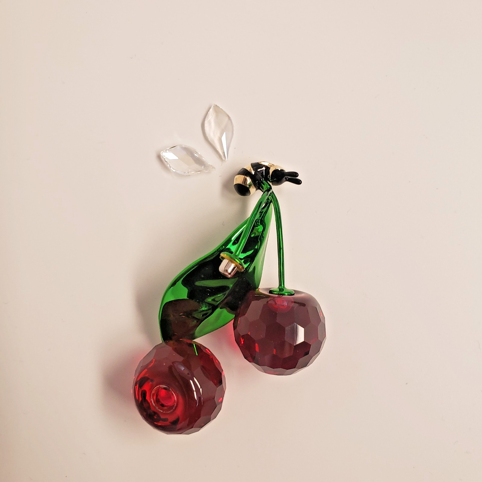 Swarovski Crystal Idyllia Bee and Cherry Figurine – 5667550 Pre-owned