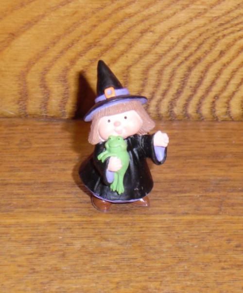 Hallmark 1995 Merry Miniatures Cute Witch w/ Frog QFM8157 Figurine – 1 3/4″