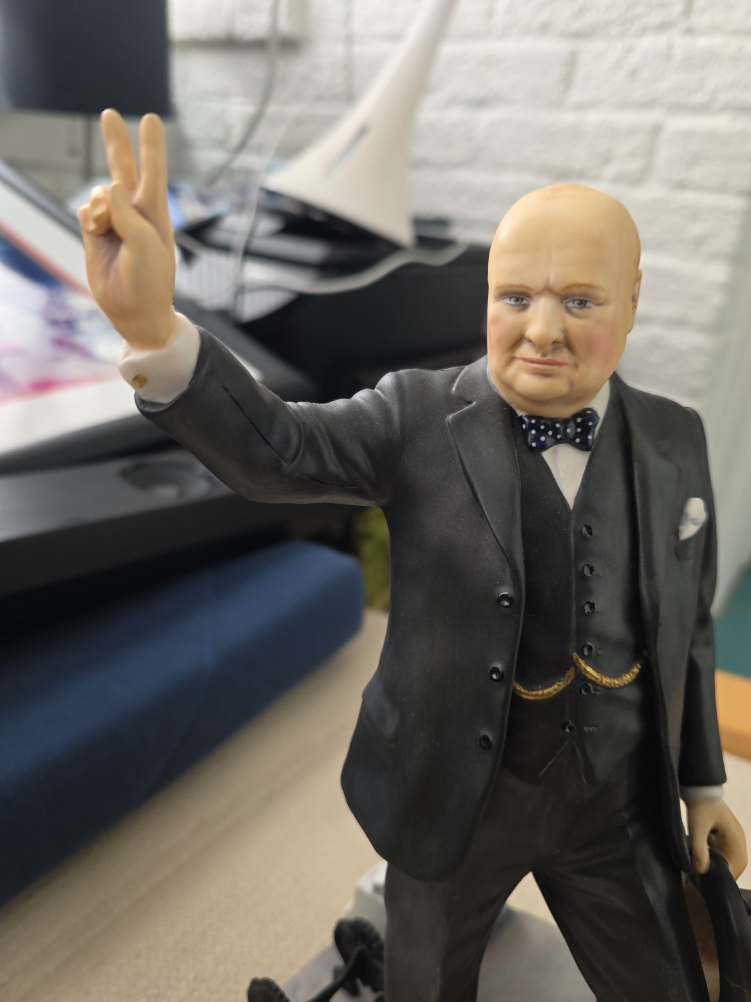 Sir Winston Churchill Porcelain Figure Ltd Ed. 131/375 Ashmor Worcester VE Day