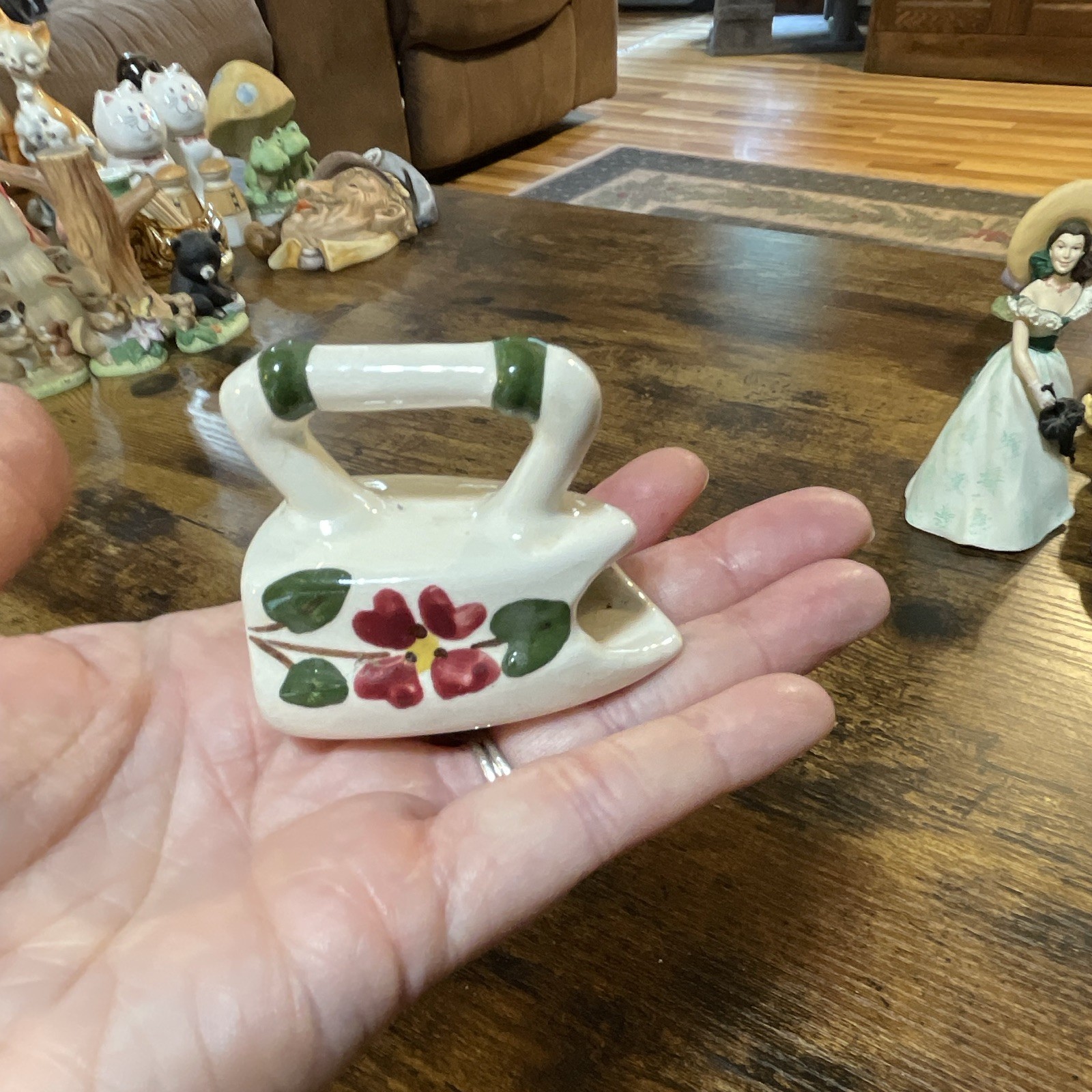 Glazed Ceramic Iron Figurine, White/Green/Red, Floral Design, Small, 1pc