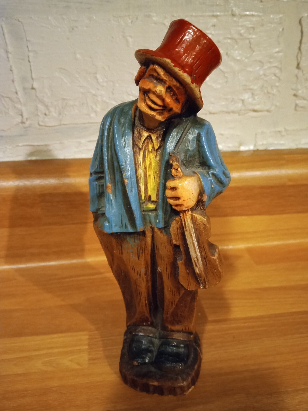 Vintage Syroco Wood Composite Figurine, Man with violin fiddle 6-1/2″