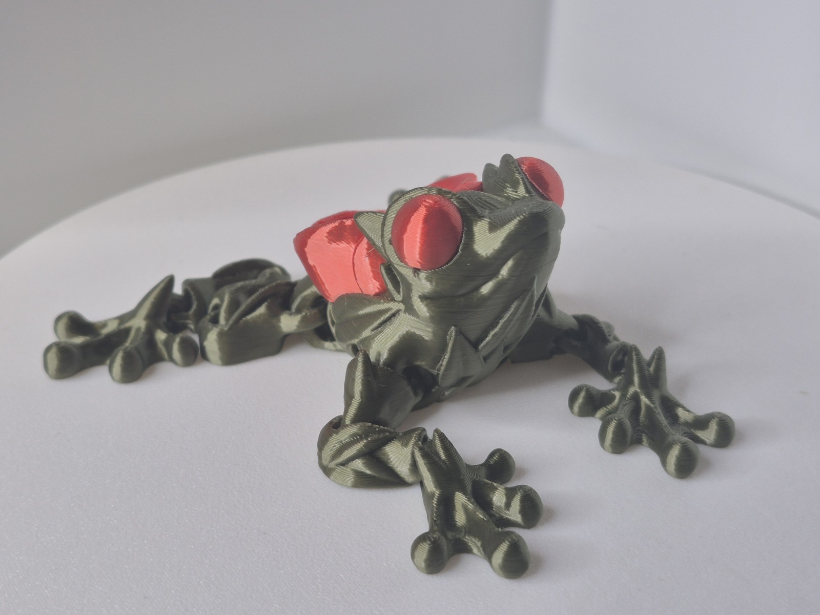 3D Printed Shimmering Rose Frog Articulated Poseable Figurine Red Rose Detail