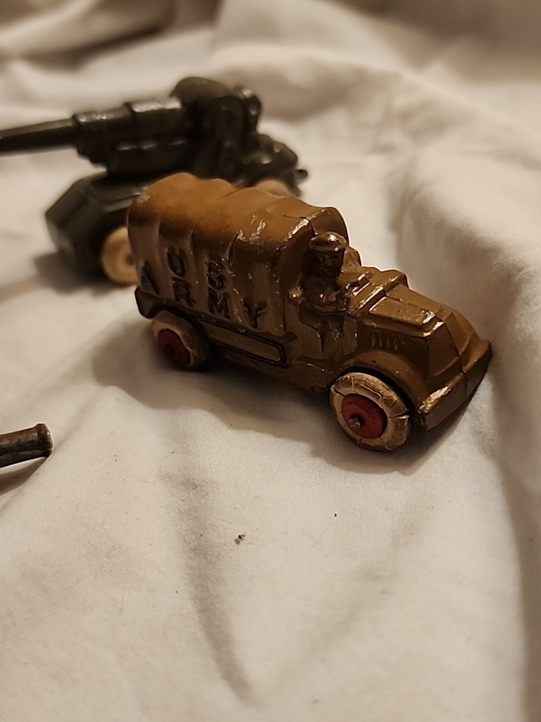 Vintage Set of 3 Barclay Toy Lead US Army Artillery Pieces and Truck