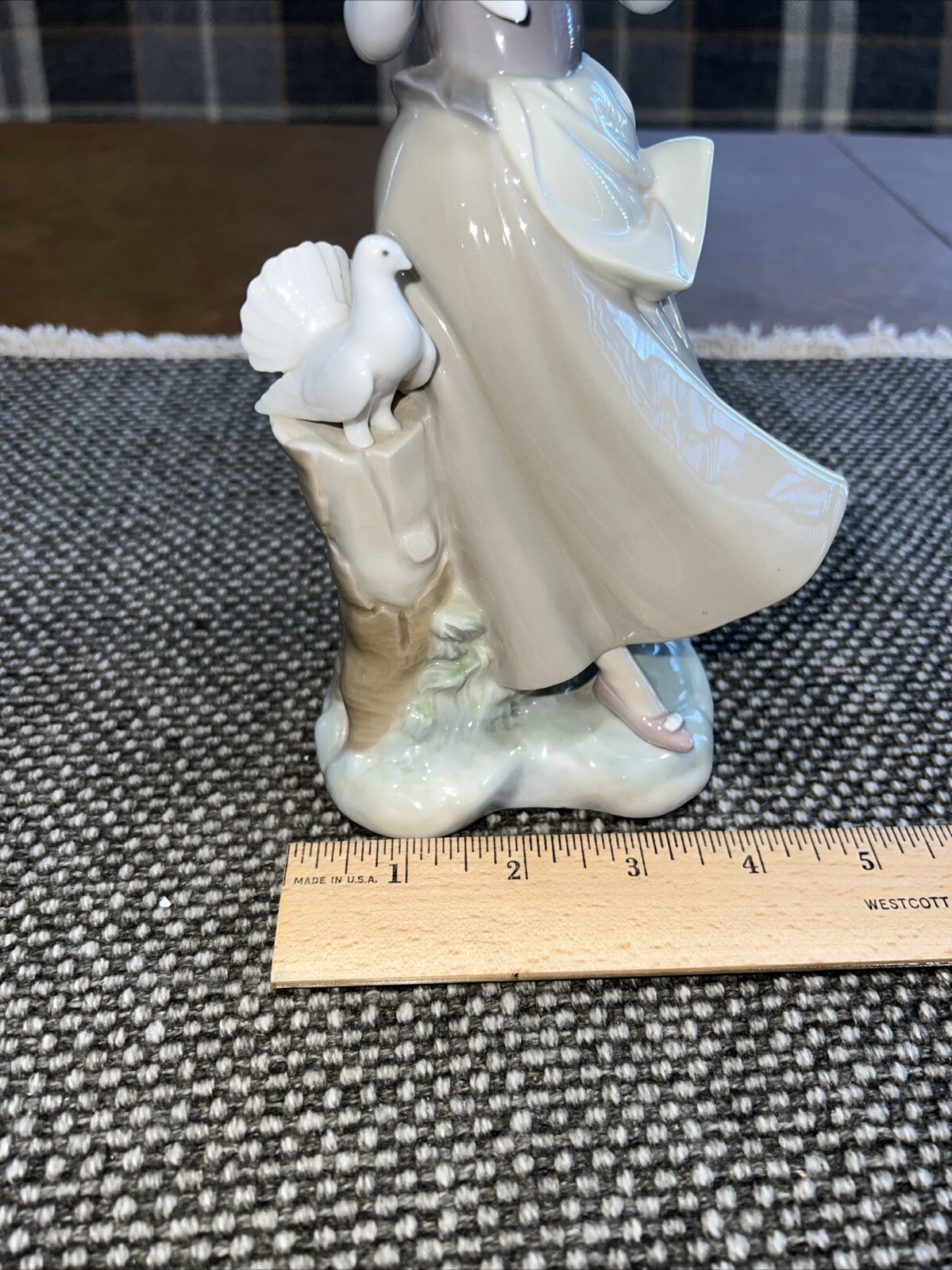 VINTAGE LLADRO CHILDREN WITH ANIMALS – GIRL WITH PIGEONS – #4915 GLOSS – EUC
