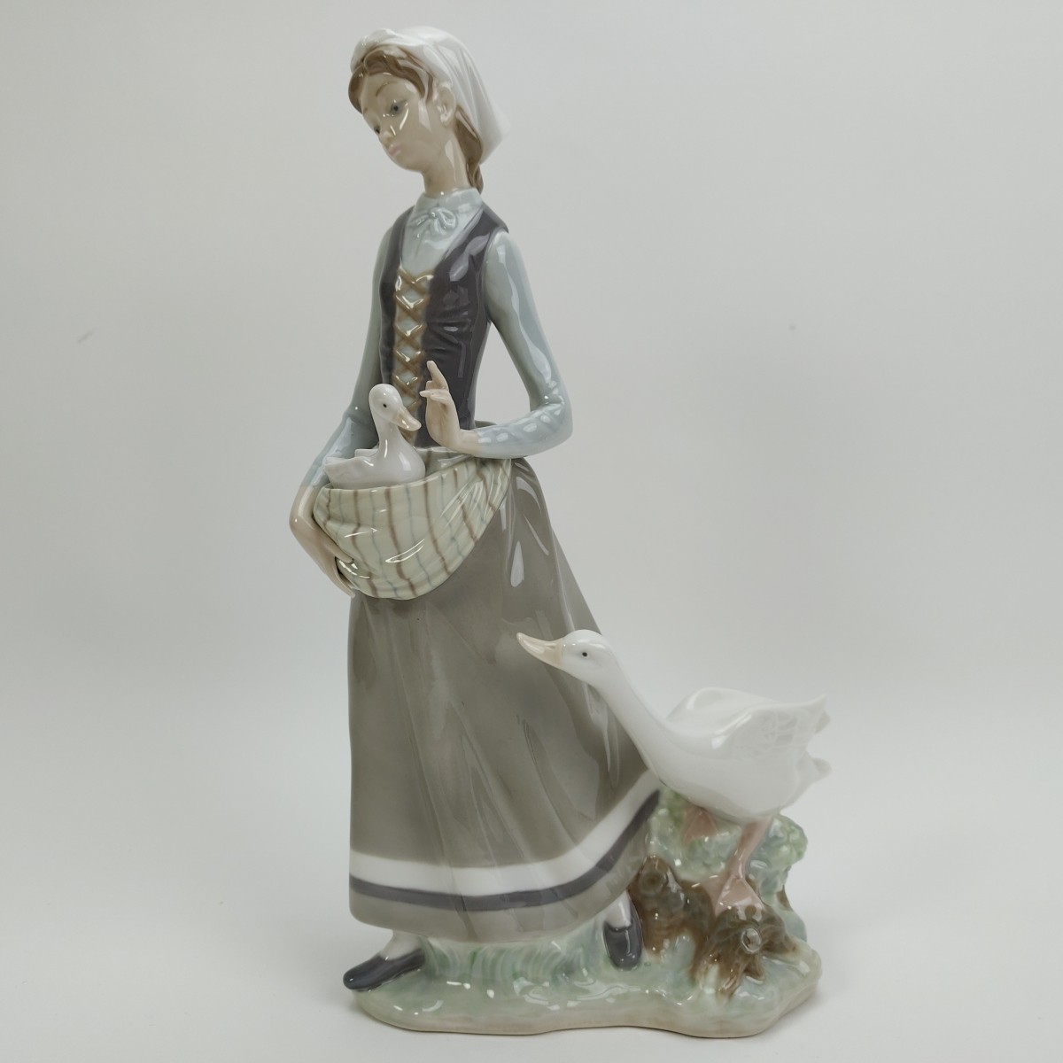 Lladro Girl with Goose in the Corral 4815 Porcelain Figurine 12.5″ En el corral