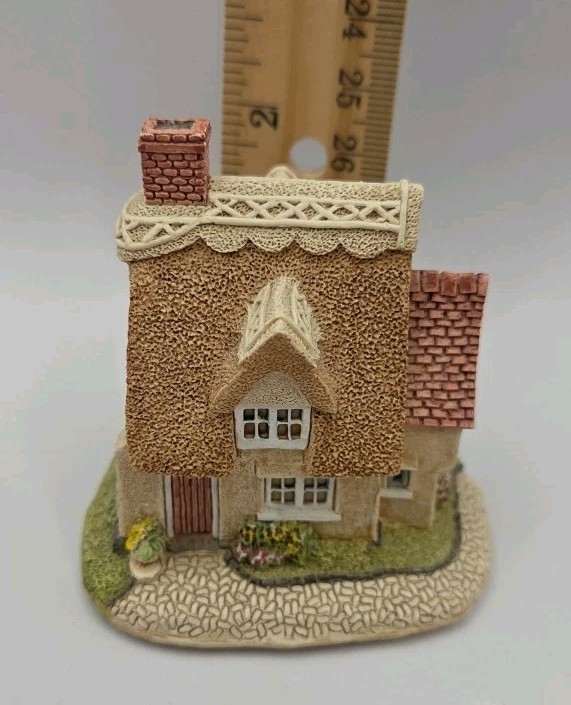 Lilliput Lane Cherry Cottage Miniature Sculpture English Collection SE 1990