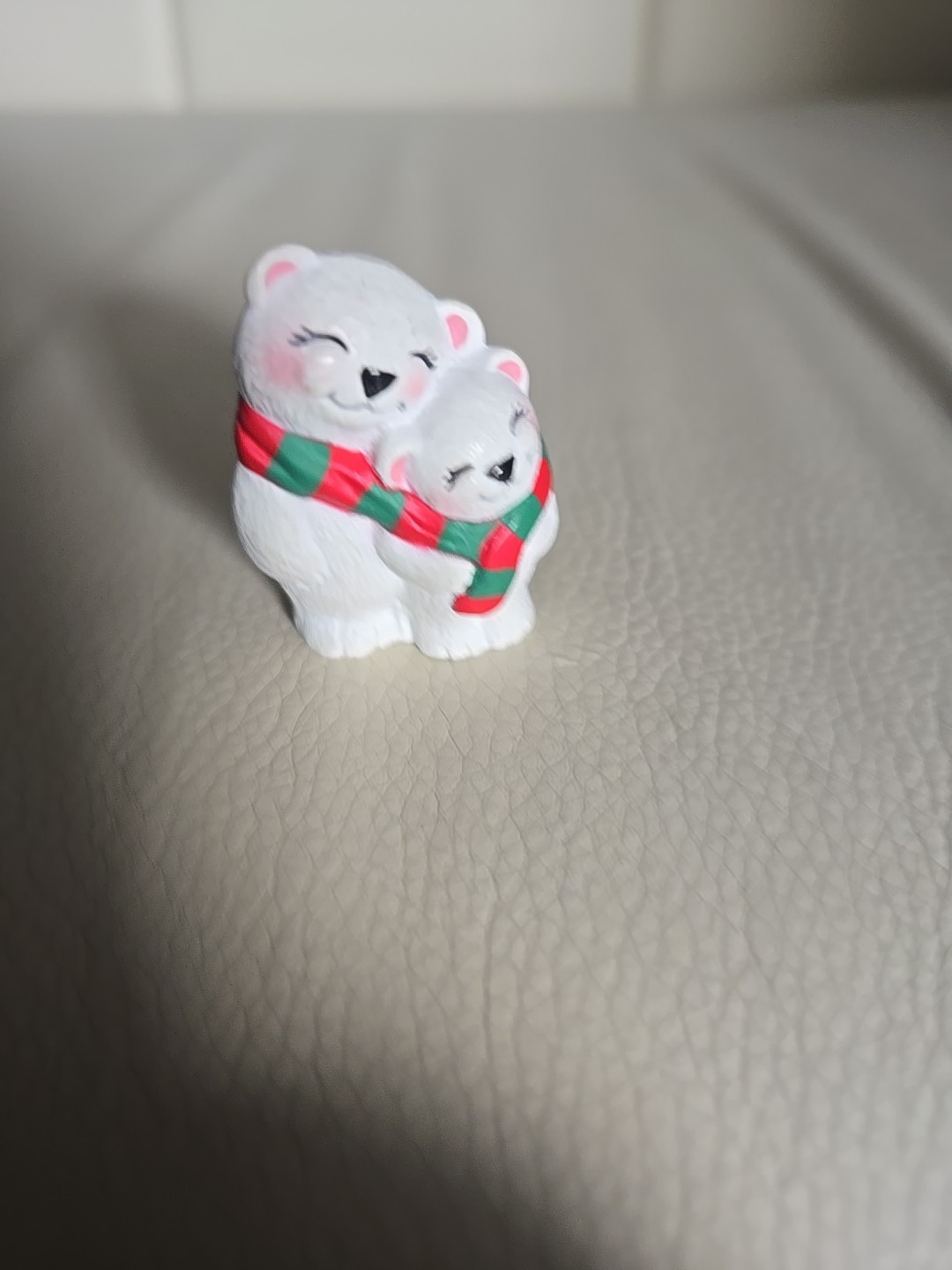 Merry Minatures – Hallmark – 1994 – Cuddling Polar Bears X-Mas Figurine