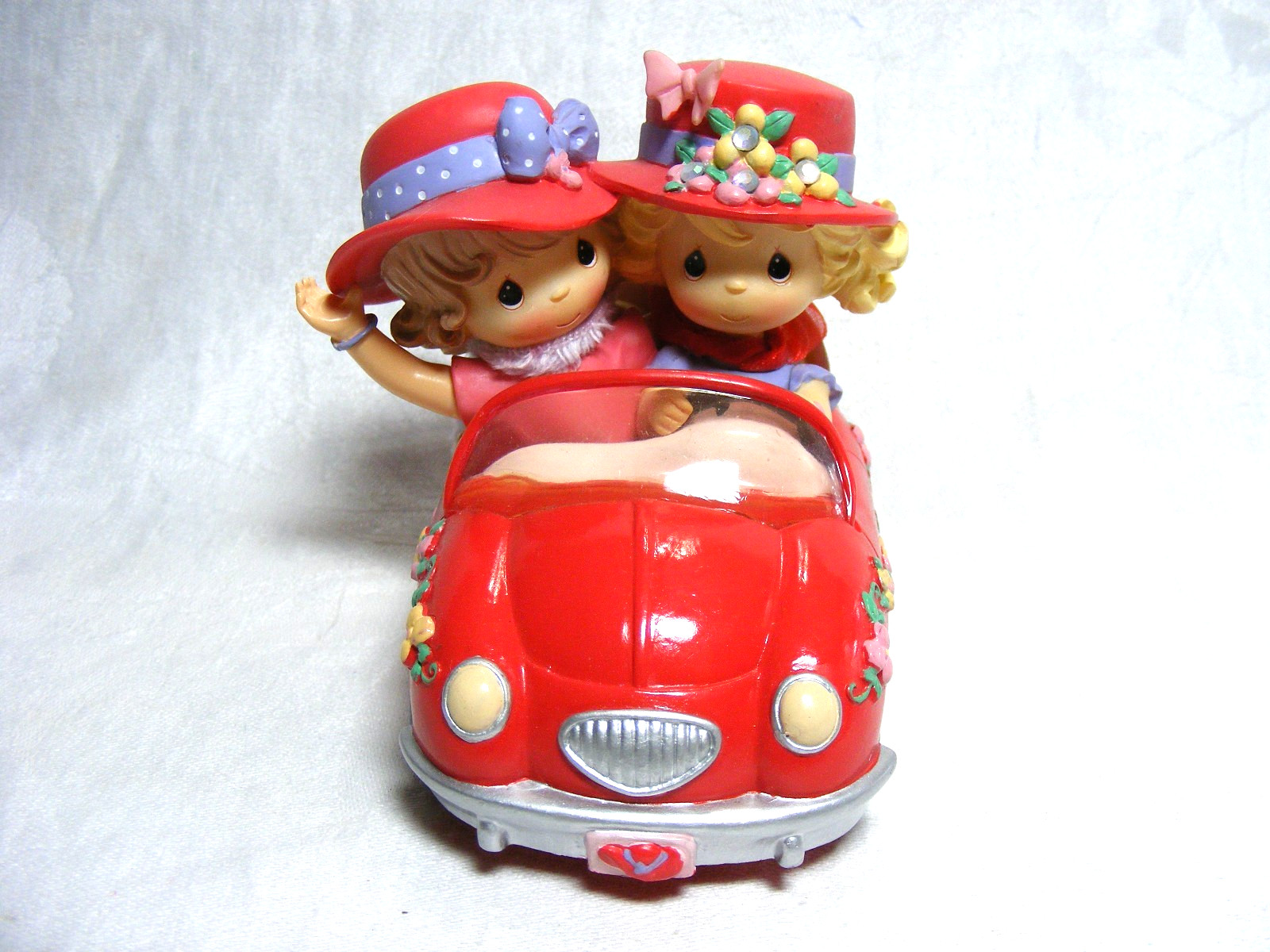 2005 Precious Moments Figurine No. 09-00574-004 Live Life Outside The Hatbox L-2