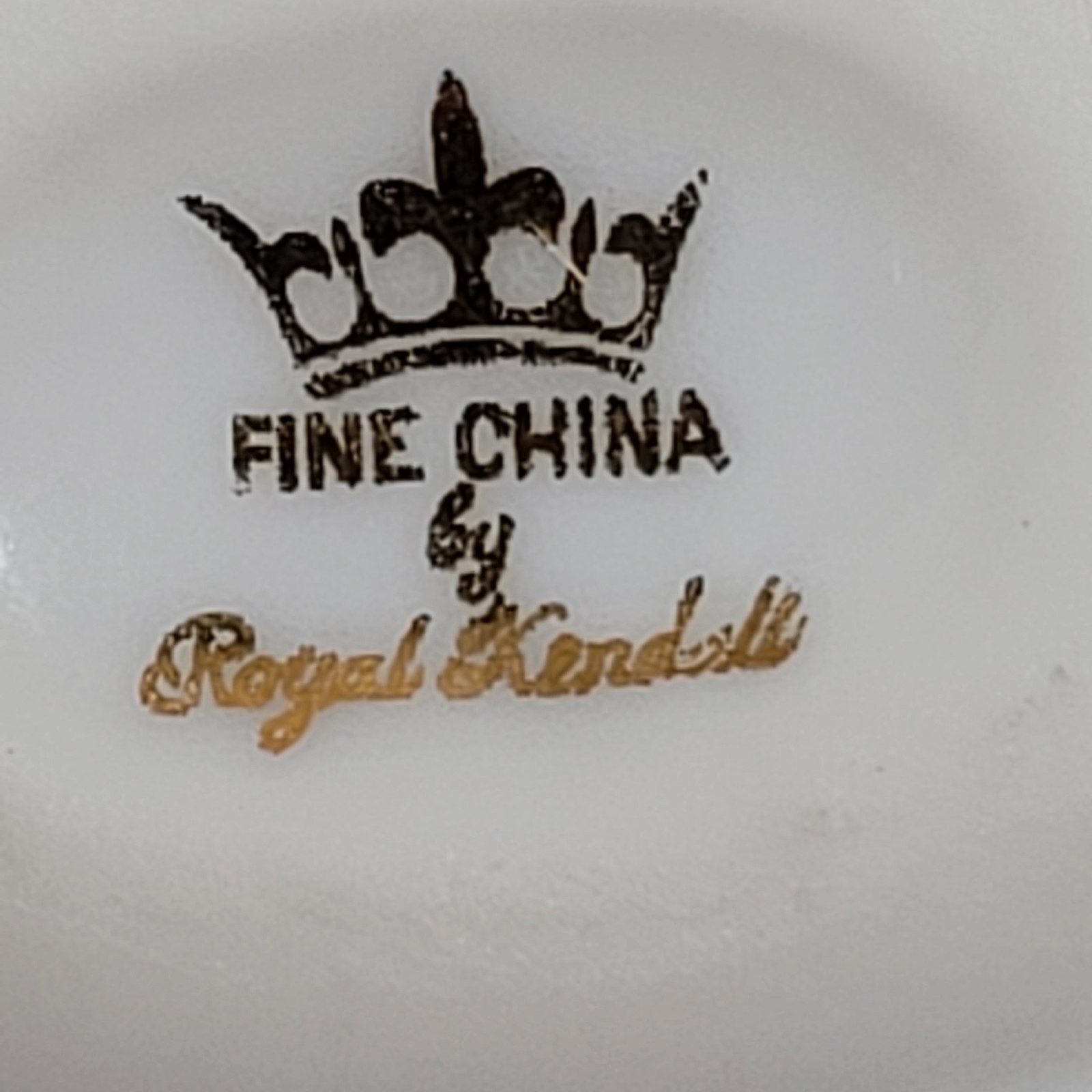 Vintage Swan Royal Kendall White Gold Trim Fine China 2.5 in Ivory Figurine