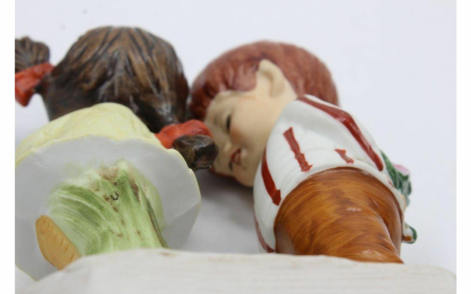 Gorham Moppets 1971 Boy Girl Love Flowers Gift Surprise Kiss Figurine 6.5″ tall