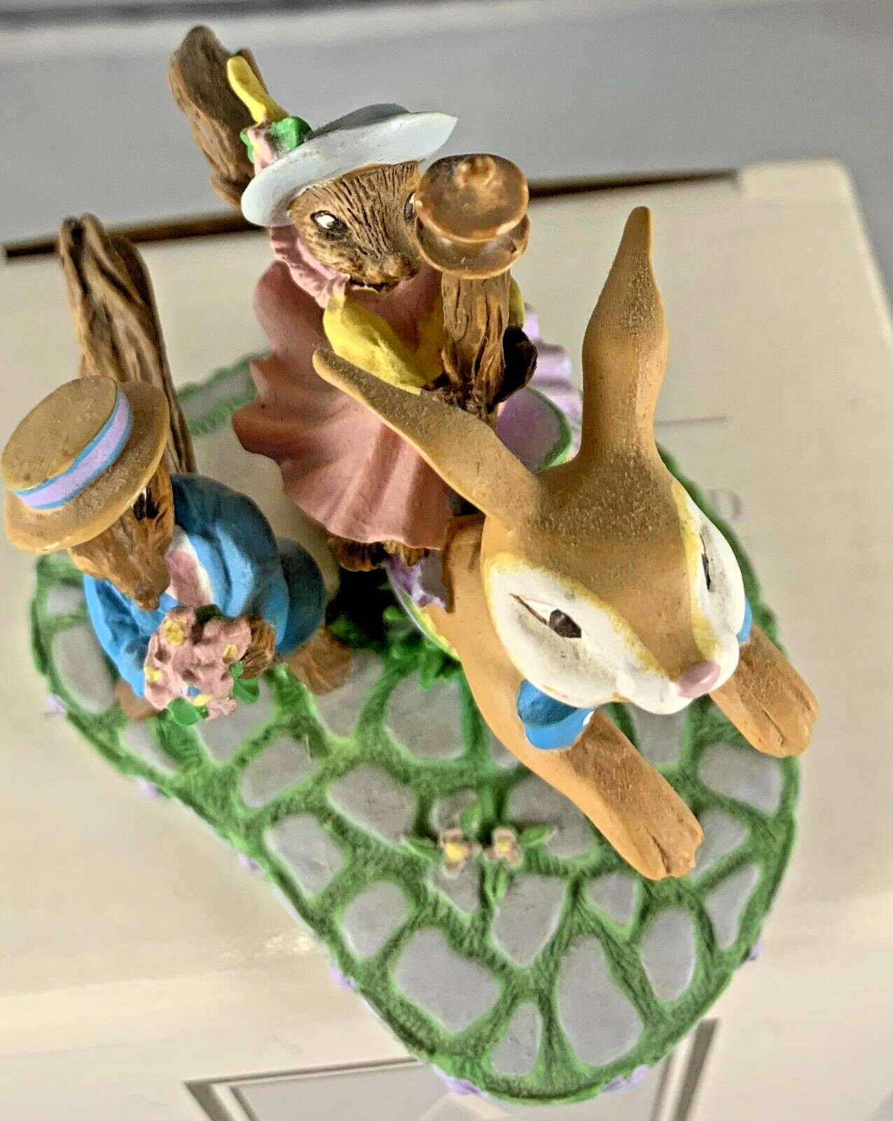 AVON CAROUSEL WONDERLAND MINIATURES COLLECTION “FLOWERS FOR A KISS”