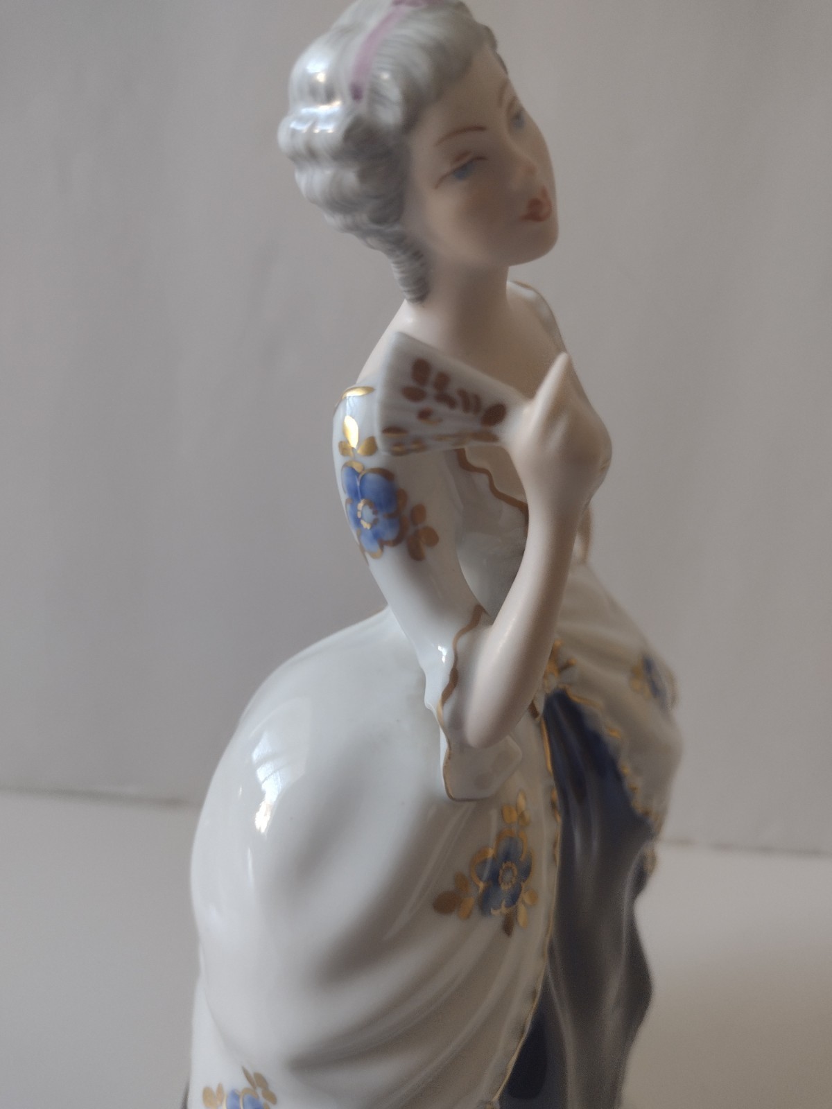 Royal Dux #139 Elegant Lady Woman with Fan Royal Blue Figurine 8.5″