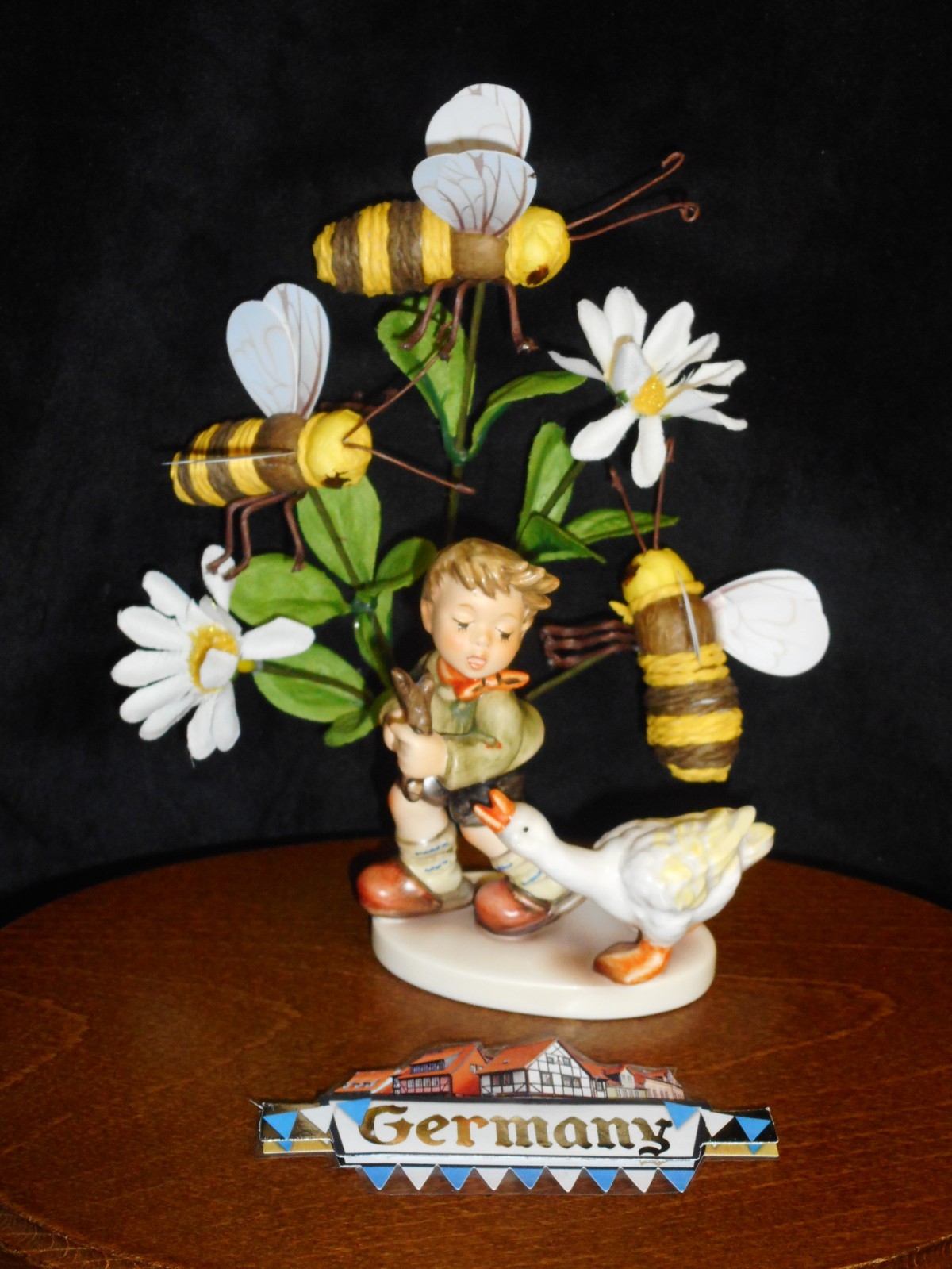 HUMMEL FIGURE 2228 CAN’T CATCH ME w/GOOSE #2354 GOOSE BACKSTAMP 3.25″ MINT w/BOX