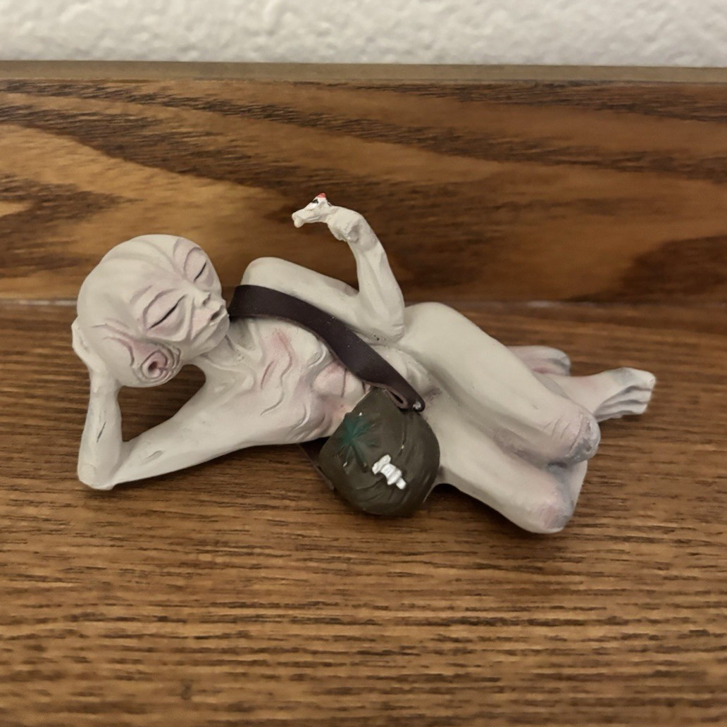 Alien Resin Figurine Matte 3D Effect White/Black/Green w/ Strap Small 4 in