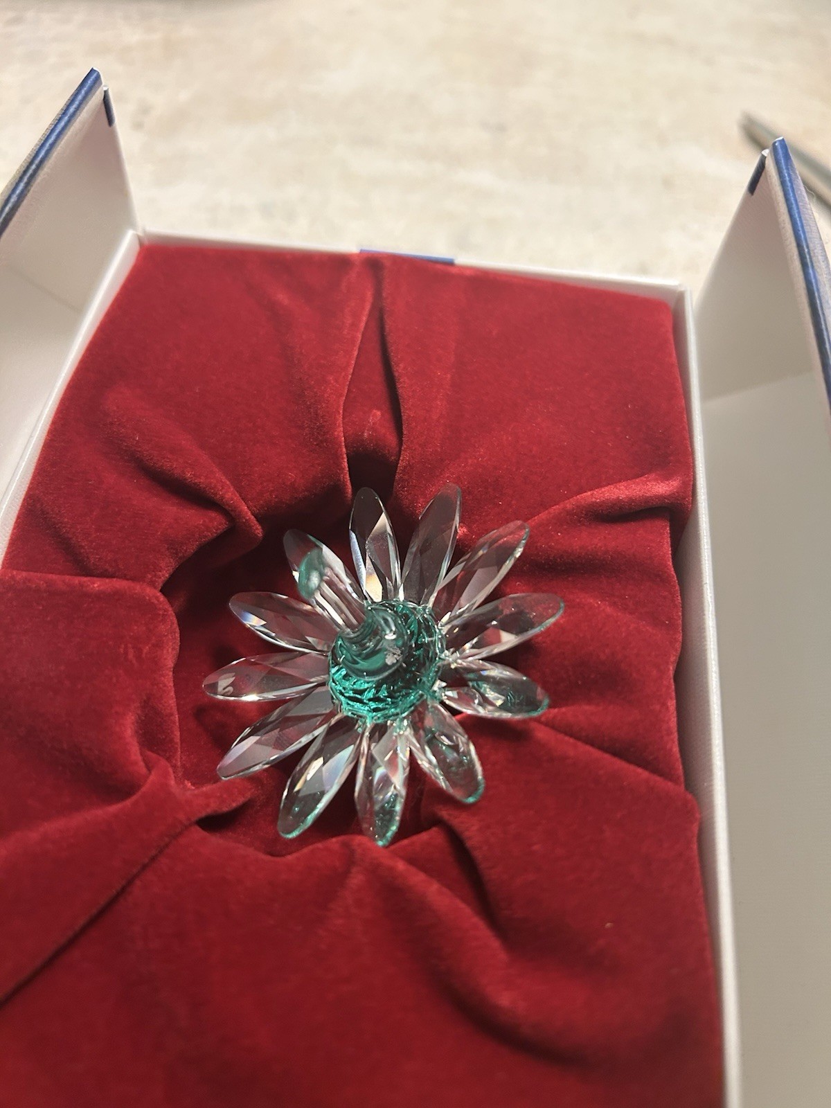 Swarovski SCS Crystal Marguerite Flower Figurine Clear Green Emerald Center Box