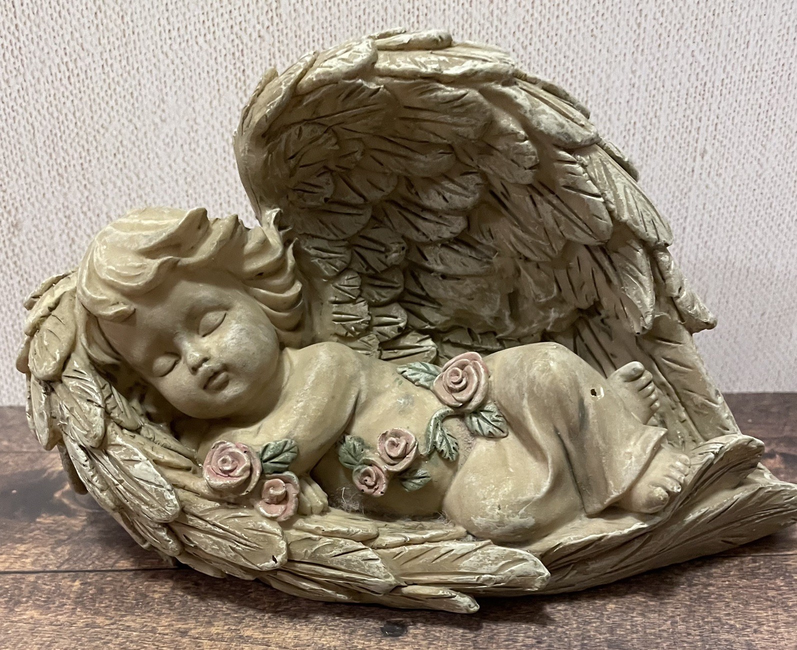 Resin Sleeping Child in Wings Feathers Statue Figurine Indoor Outdoor roses