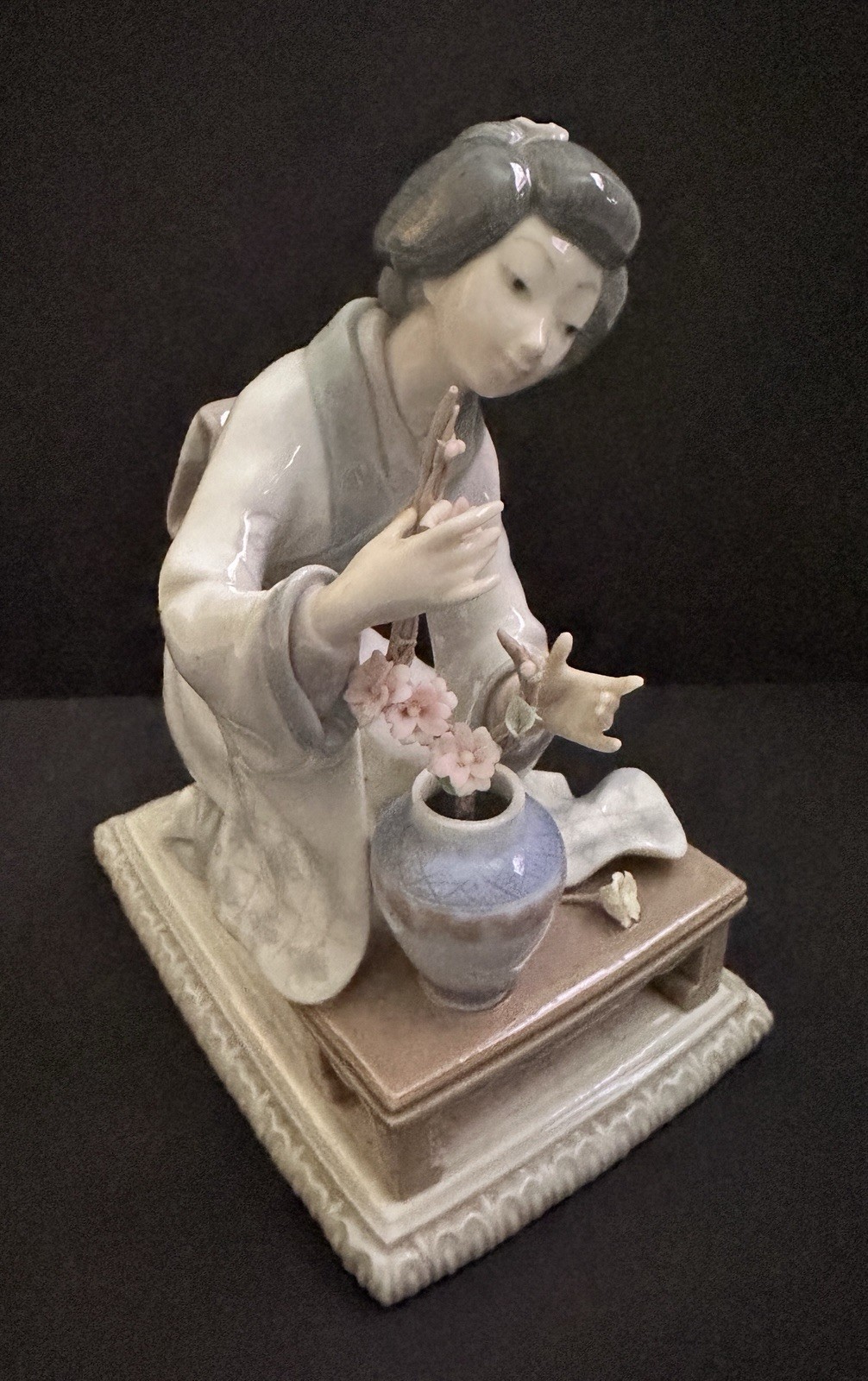 Lladro #4840 Japanese Geisha Flower Arranger Glossy Porcelain Vintage Retired