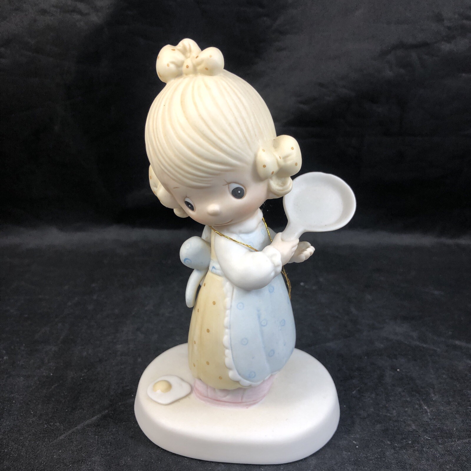 Precious Moments Figurine Eggs Over Easy Little Girl Jonathon David Enesco 1979