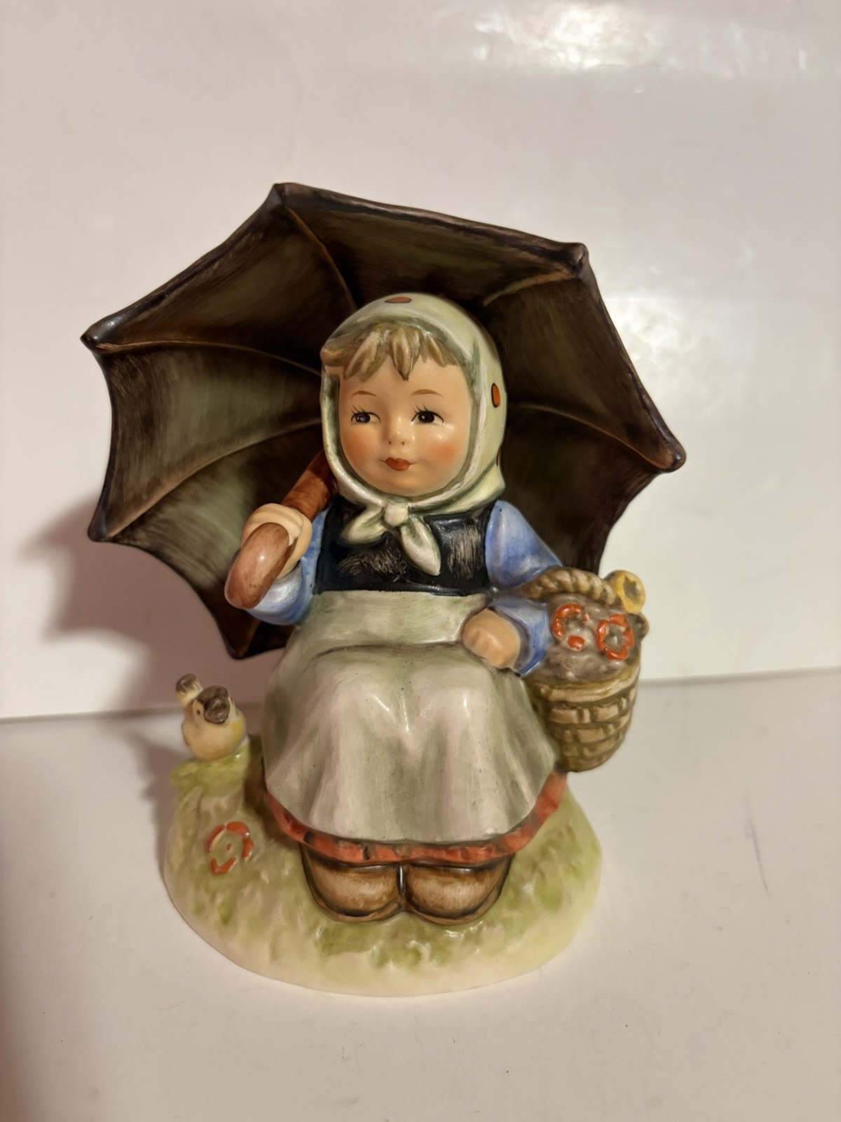Hummel Figurine 5 inches Collectors’ Club #9 “Smiling Through” #408 Signed