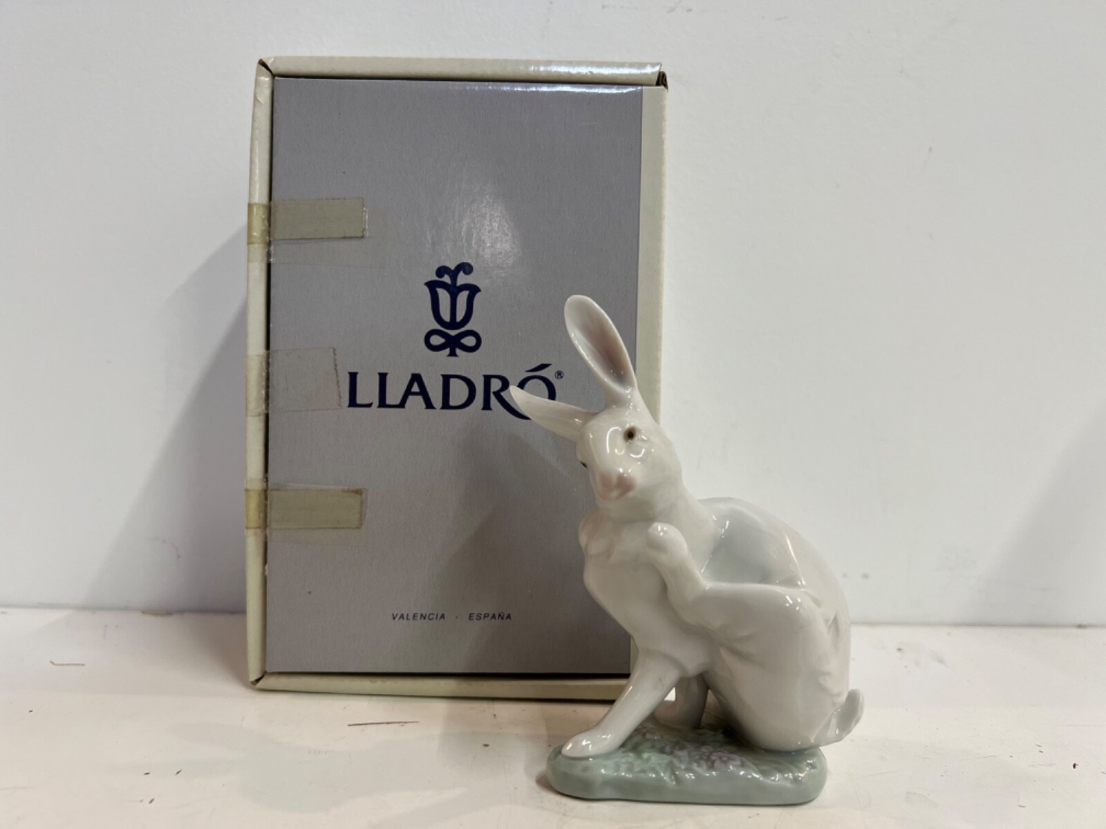 Lladro Porcelain “Washing Up” Collector’s Society #5887 with Original Box