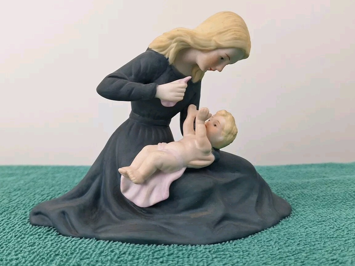 Sanmyro Taiwan Collection Mother and Baby Porcelain Figurine Blue & White 5″x6″