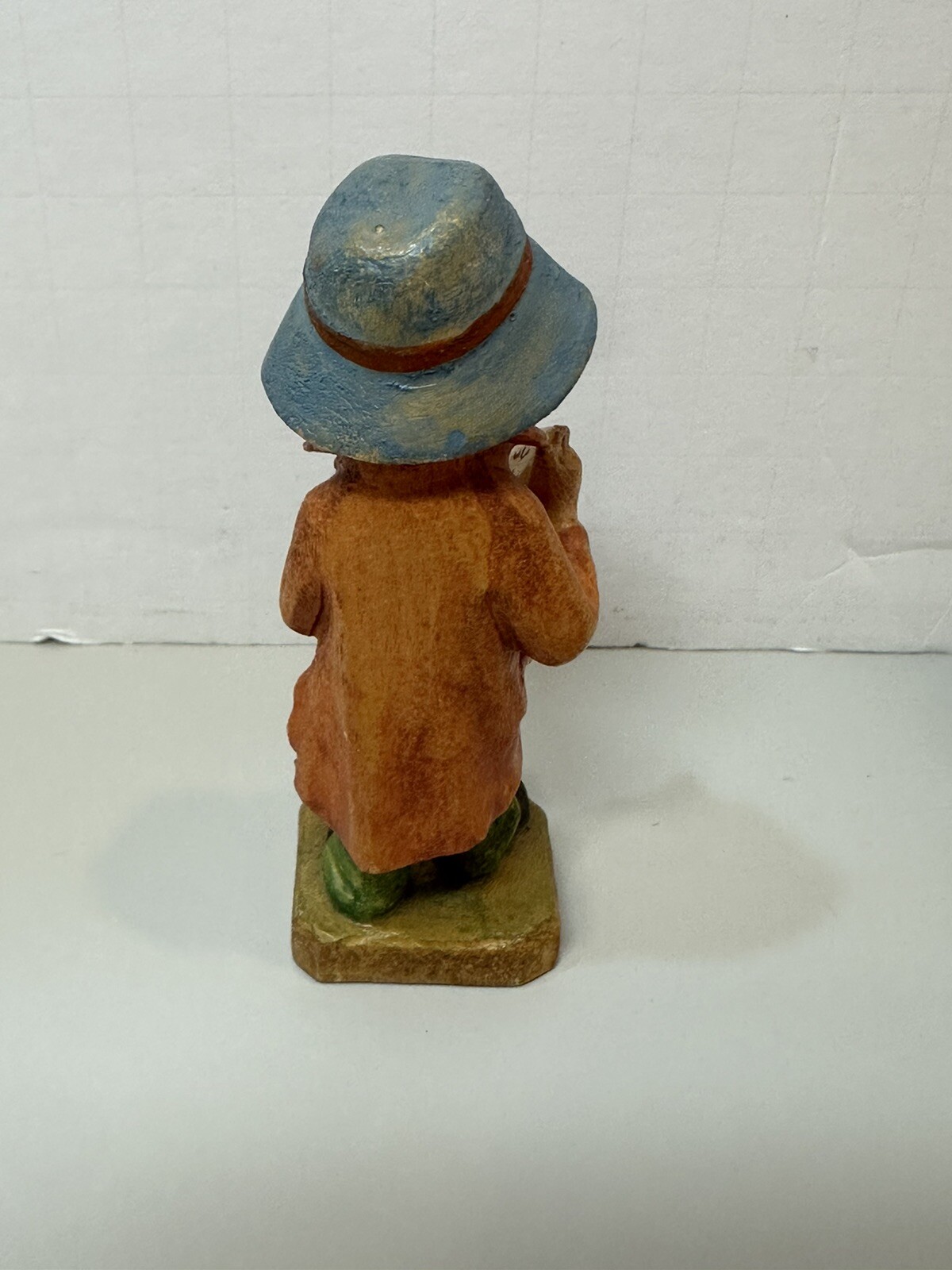 Vintage ANRI Wood Carved Small Boy Wearing Hat & Reading Newspaper 3.7″ tall