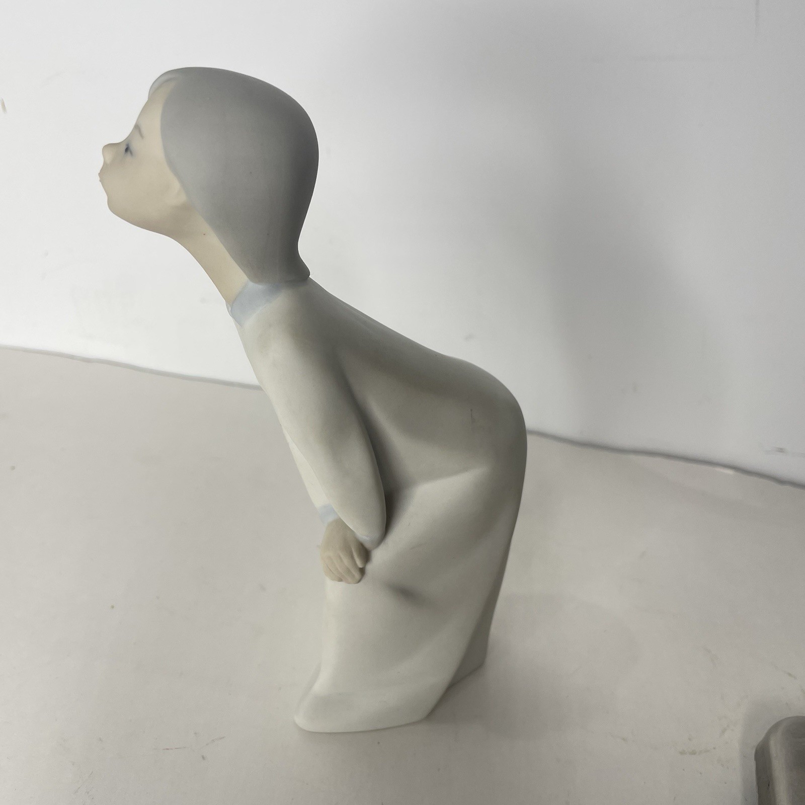 Vintage Lladro Girl Kissing Figurine 4873 Matte Glaze 7.5” Retired