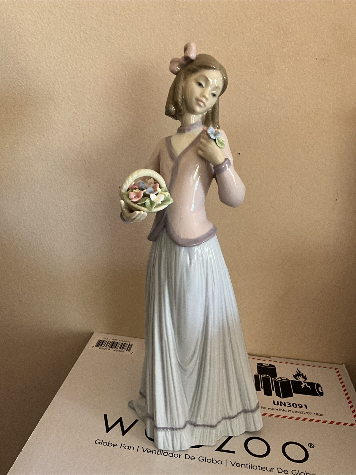 LLADRO INNOCENCE IN BLOOM #7644 GIRL WITH FLOWERS 1996 COLLECTORS SOCIETY