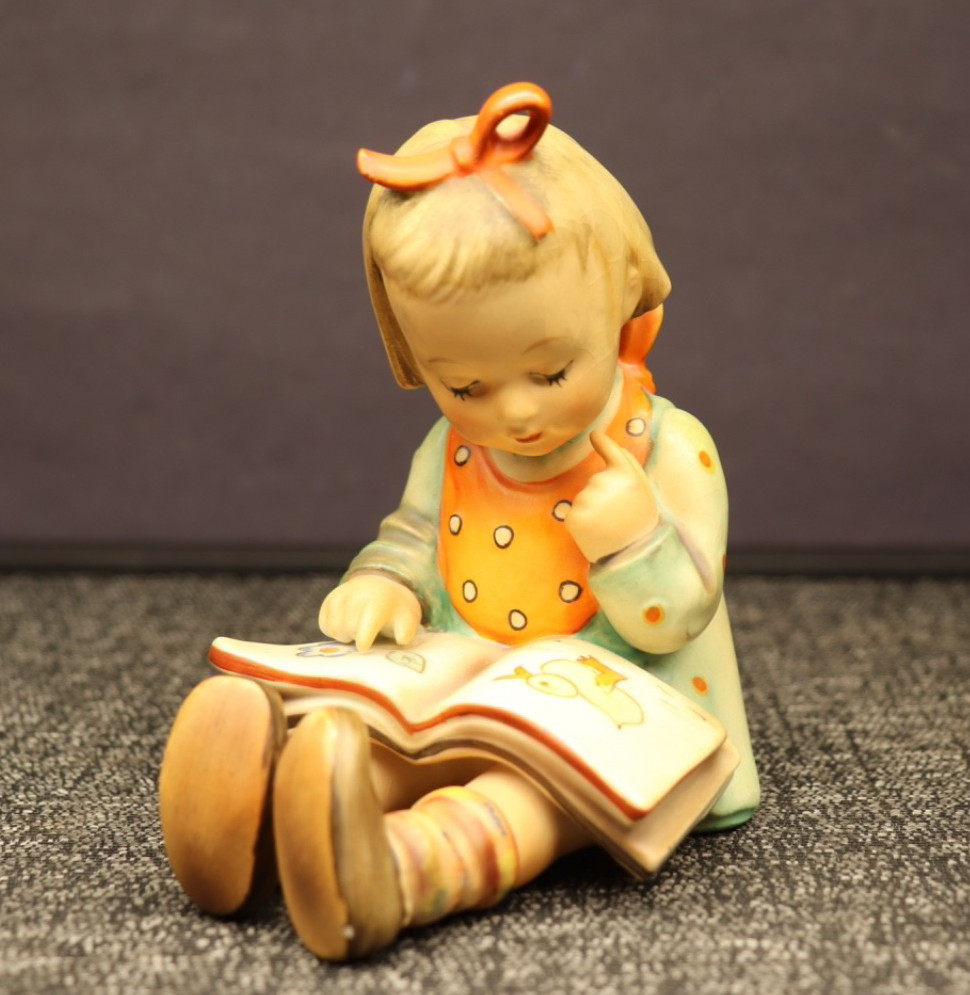VTG HUMMEL 8 “BOOK WORM” GIRL READING A BOOK 4 1/2″ TALL TMK-2 initials W G