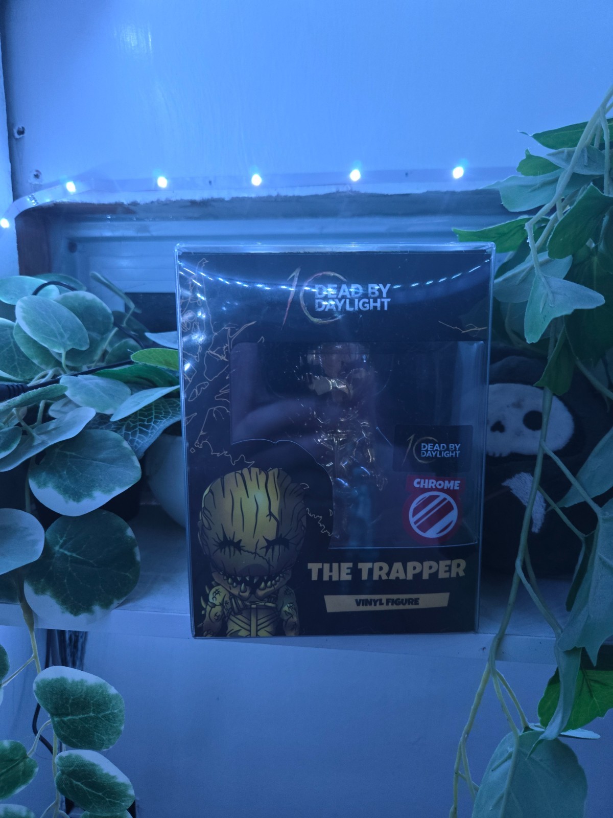 SIGNED DEAD BY DAYLIGHT X YOUTOOZ – 10TH ANNIVERSARY – THE GOLDEN TRAPPER FIGURE