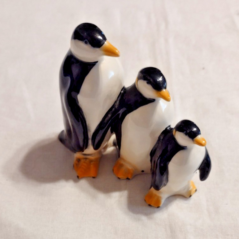 GOEBEL PORCELAIN FAMILY OF 3 PENGUINS W. GERMANY 38550 3 INCHES TALL
