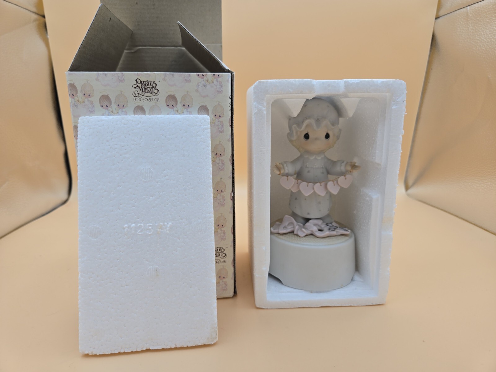 Precious Moments “Everybody Loves Somebody” Musical Figurine 1987
