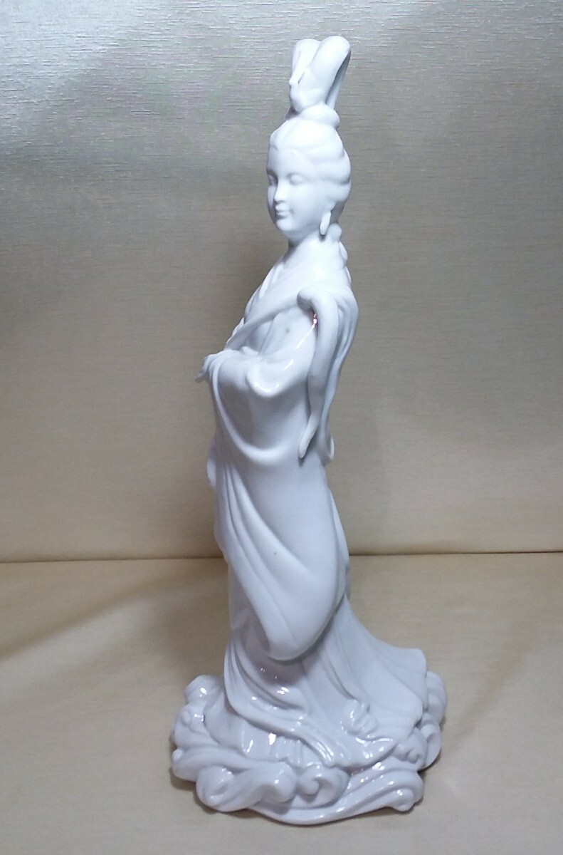 Chinese Craftsmen White Porcelain, Royal Women Made in TAIWAN R. O. C. 13.5″H